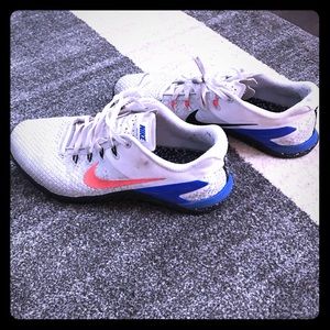 NIKE Shoes - Cross-trainers